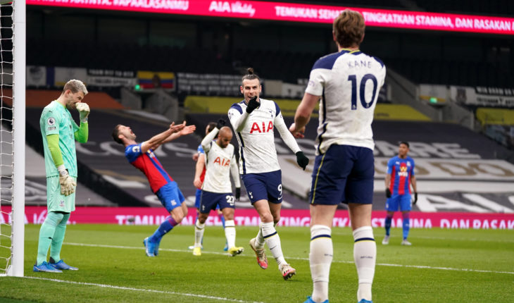 Tottenham Hotspur players celebrate scoring a goal